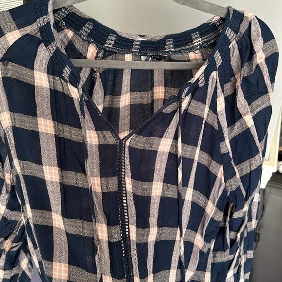 American eagle blouse Navy & light pink plaid size Med - Picture 4 of 4